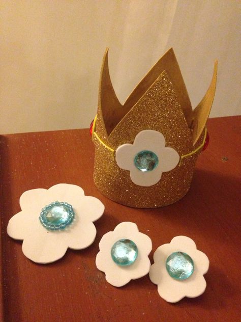 Jewelry and crown for Princess Daisy, Mario Bros. Princess Daisy Jewelry, Easy Princess Daisy Costume, Princess Daisy Party Ideas, Super Mario Daisy Costume, Princess Daisy Crown Diy, Daisy Princess Costume, Diy Daisy Costume, Diy Daisy Costume Mario, Daisy Mario Kart Costume