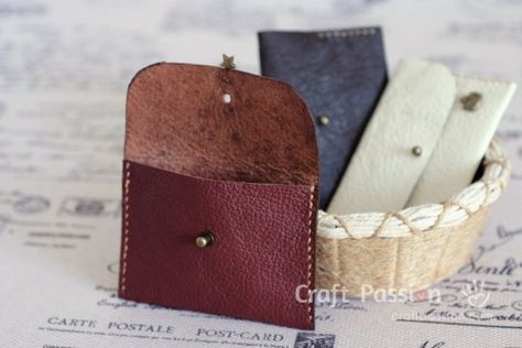 Sew leather coin purse with detailed tutorial and free pattern. You may use it as card pouch. Perfect gift to make for all occasion. Diy Leather Coin Purse, Leather Pouch Pattern, Simple Diys, Coin Purse Pattern, Leather Tooling Patterns, Tooling Patterns, Leather Wallet Pattern, Diy Bags Purses, Card Pouch