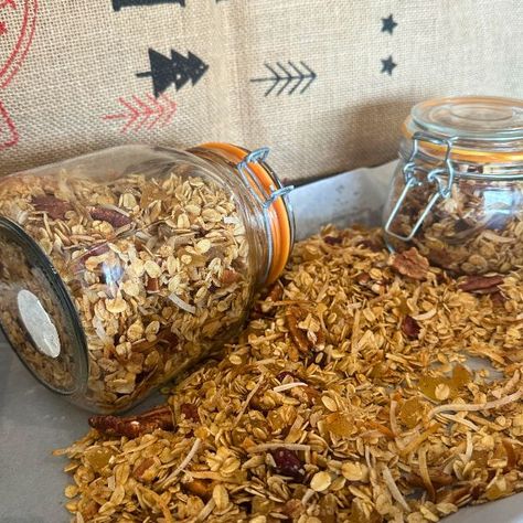 Gingerbread granola brings all the warm, cosy vibes of Christmas into one crunchy, snackable jar. With classic gingerbread spices like cinnamon, ground Christmas Granola Recipe, Edible Gift Recipes, Gingerbread Granola Recipe, Ginger Granola, Granola Gift, Christmas Pretzel, Gingerbread Granola, Oat Recipes, Xmas Recipes