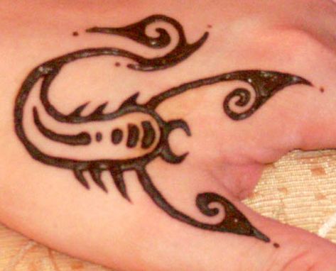 Henna Scorpion Scorpion Henna Tattoo, Henna Scorpion, Scorpion Henna, Boy Henna Designs, Manly Henna, Male Henna Designs, Animal Henna Designs, Henna For Boys, Halloween Henna