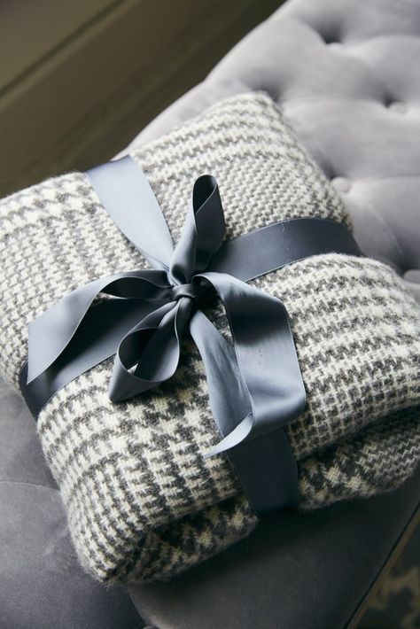 Blanket Gifting Ideas, Blanket Packing Ideas For Gift, Gift Wrapping Blankets, Wrap Blanket Gift, Wrap A Blanket As A Gift, Gift Wrapping A Blanket, How To Fold A Blanket For A Gift, Wrapping A Blanket As A Gift, Blanket Gift Wrapping Ideas