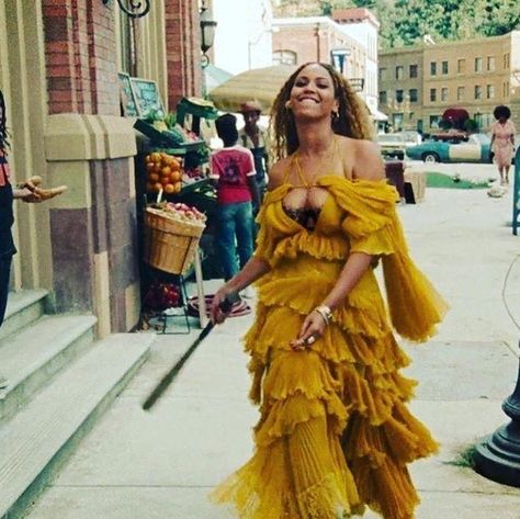 Beyonce Lemonade Outfits, Lemonade Costume, Beyonce Yellow Dress, Beyonce Hold Up, Beyonce Aesthetic, Beyoncé Lemonade, I Am Beyonce Always, Beyonce Dress, Music Video Aesthetic