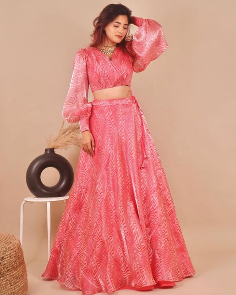 Choli Ideas, Pink Long Skirt, Latest Traditional Dresses, Long Frocks Designs, Somya Gupta, Skirt Indian, Saree Party, Ghaghra Choli, Mirror Work Blouse Design