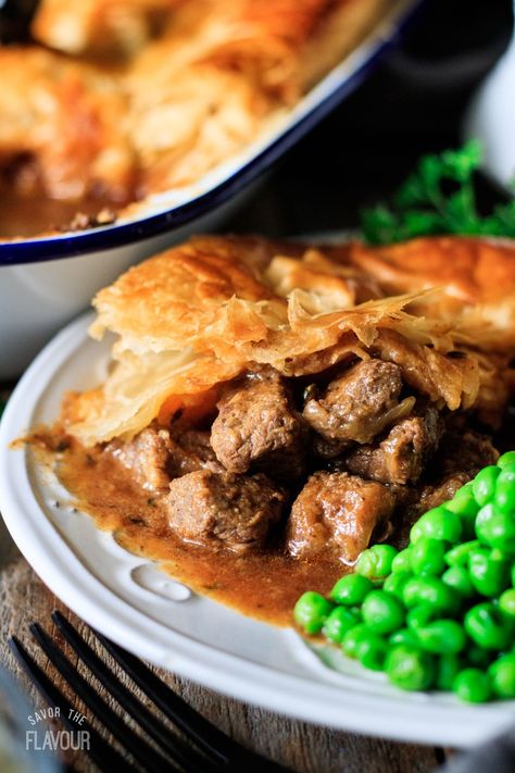 This delicious homemade dinner is the perfect dish for a cold winter evening! Scottish steak pie is made from a rich, chunky beef stew and buttery puff pastry. Everyone will love this comfort food! Easy Meat Pies, Corned Beef Pie, Chunky Beef Stew, Savory Pie Recipes, Beef Pie, Steak Pie, Scottish Dishes, Irish Foods, British Christmas