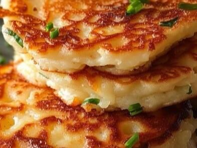 Crispy and Golden Potato Pancakes Recipe: Just Like Grandma’s, but Better - NewsBreak Patty Melt Recipe, Baked Bbq Ribs, Caramelized Onions Recipe, Potatoe Pancake Recipe, Heavenly Recipes, Mash Potatoes, Apple Salad Recipes, Broccoli Cheese Soup Recipes, Salmon Patties Recipe