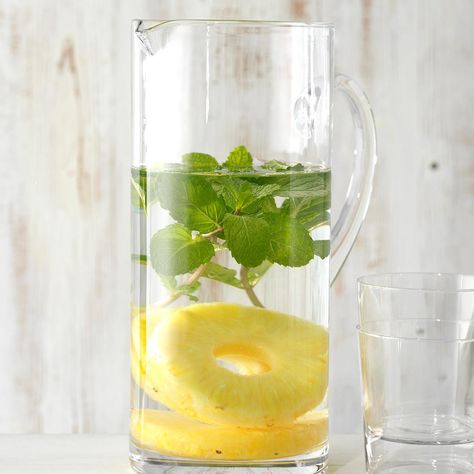 Mint Infused Water, Lemon Infused Water, Flavored Water Recipes, Pineapple Mint, Mint Water, Pineapple Water, Lemon Diet, Body Detoxification, Water Benefits