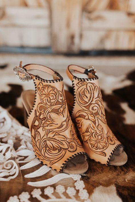 Texas Fall Wedding | Morghan + Tell - westernweddingmagazine.com Shoes Western, Country Western Wedding, Western Themed Wedding, Western Shoes, Country Theme Wedding, Wedding Boots, Cute Country Outfits, Western Style Outfits, Boots Western