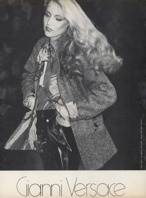 In fact, it's a gas Jerry Hall, High Fashion Editorial, Editorial Fashion, Mona Lisa, High Fashion, Versace, Vintage Fashion, Photography