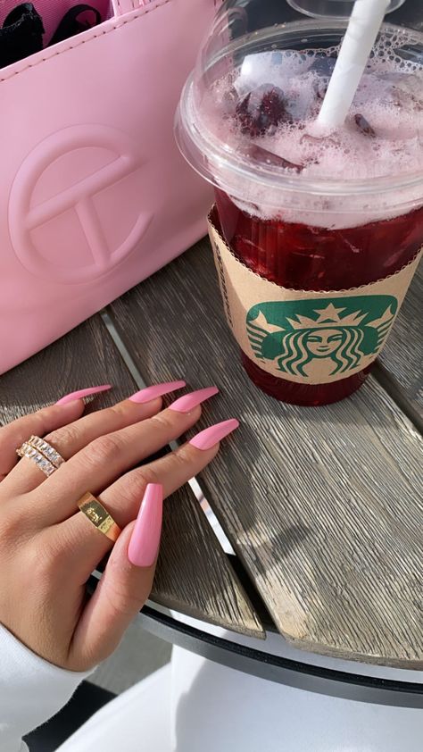 Foto Starbucks, Dark Photo Ideas, Rich Aesthetics, Vibe Pink, Starbucks Lovers, Circle Quotes, Minnie Mouse Pink, Nothing But Flowers, Pink Candles