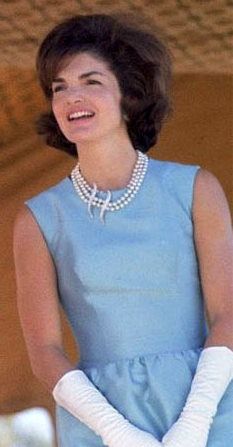 jaqulin+kennedy+dresses+Pictures | Jackie Kennedy in pale blue dress | Inspiring First Ladies Maharani Gayatri Devi, Gayatri Devi, Jackie O Style, Lee Radziwill, Jackie Onassis, Vintage India, Malcolm X, Jackie O, Foto Art