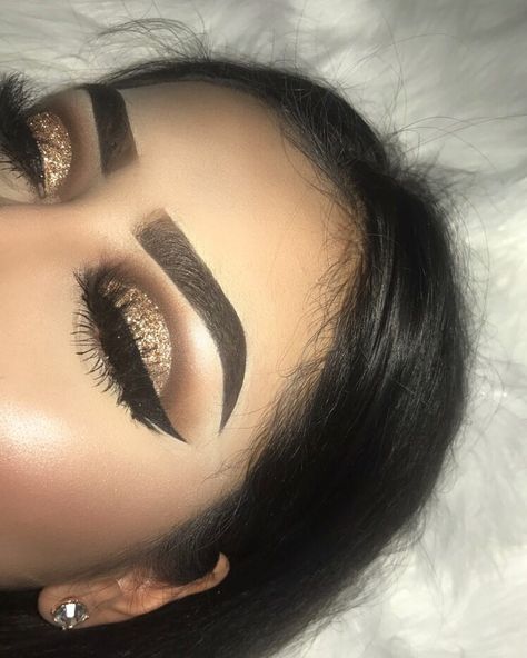 2,543 Likes, 45 Comments - 18 | ميشيل (@mishelsbeauty) on Instagram: “Gold Glitter Cut Crease✨ Details @anastasiabeverlyhills Dip Brow in Ebony @anastasiabeverlyhills…” Alat Makeup, Makeup Tip, Holiday Makeup Looks, Smink Inspiration, Make Up Looks, Holiday Makeup, Hooded Eyes, Makeup Goals, Cut Crease