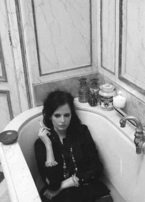 Eva Green. In The Bathtub, Ellen Von Unwerth, Eva Green, French Actress, 인물 사진, Bw Photo, Black And White Photography, Look Fashion, Style Icons