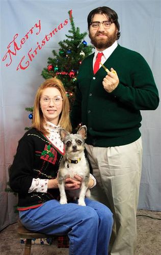 Ironic Holiday photo idea 70s/80s Awkward Family Photos Christmas, Funny Christmas Cards Diy, Awkward Family Christmas, Funny Christmas Photo Cards, Funny Christmas Photos, Couple Christmas Card, Funny Family Photos, Christmas Humor Ecards, Christmas Ecards