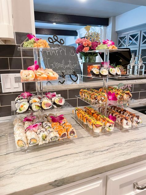 Sushi Buffet Party, Sushi Night Party, Sushi Serving Ideas, Sushi Party Ideas Table Settings, Sushi Presentation Ideas, Sushi Bar Design Ideas, Buffet Set Up Ideas, Sushi Party Ideas, Sushi Themed Party