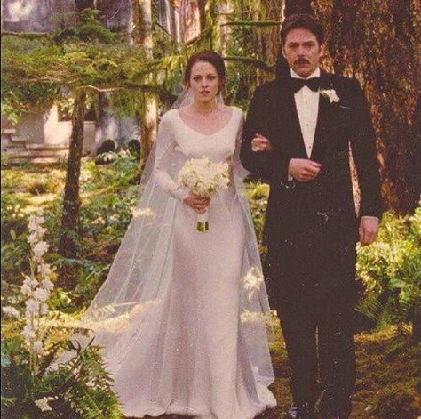 Bella Wedding Dress Twilight, Bella Swan Wedding Dress, Bella And Edward Wedding, Twilight Wedding Dresses, Bella Y Edward, Bella Wedding Dress, Movie Wedding Dresses, Billy Burke, Twilight Wedding