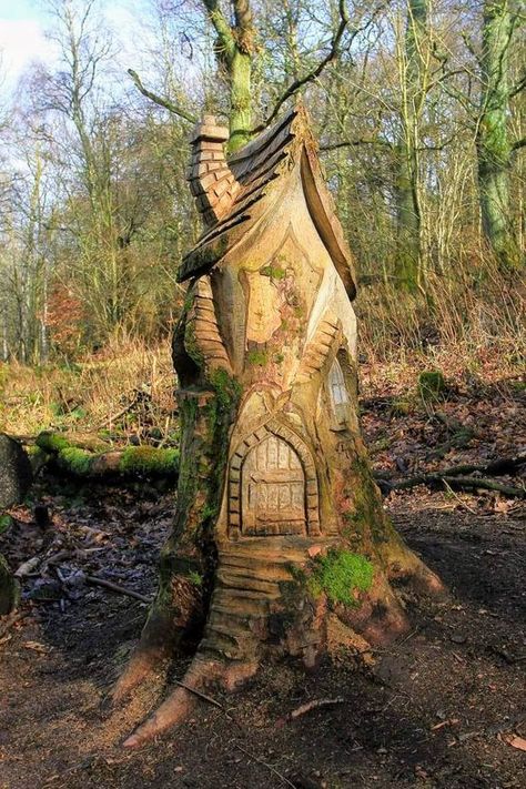 Scottish Tree Sculpture, Perthshire Stump Carvings Sculpture, Tree Trunk Carving Ideas, Carved Tree Trunks, Hollow Tree Trunk Ideas, Stump Carving Ideas, The Shire Aesthetic, Shire Aesthetic, Middle Earth Aesthetic, Tolkien Aesthetic