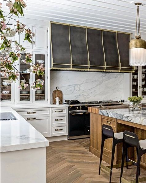 Christopher Peacock, Kitchen Hood Ideas, Kitchen Decoration Ideas, Kitchen Hood Design, Long Kitchen, Dream Kitchens Design, Kitchen Hoods, Kitchen Family Rooms, Gorgeous Kitchens