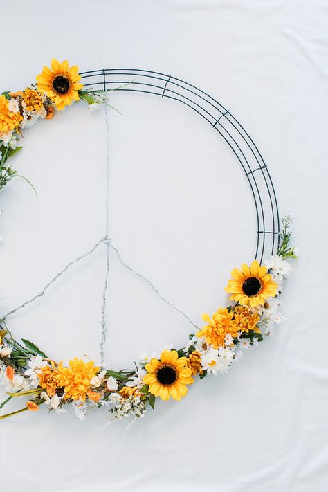 DIY peace sign wreath | Wedding & Party Ideas | 100 Layer Cake Diy Peace Sign, Floral Wreath Diy, Peace Sign Party, Flower Wreath Wedding, Hippie Birthday Party, Hippie Crafts, Hippie Birthday, Prom 2022, Sunflower Themed Wedding