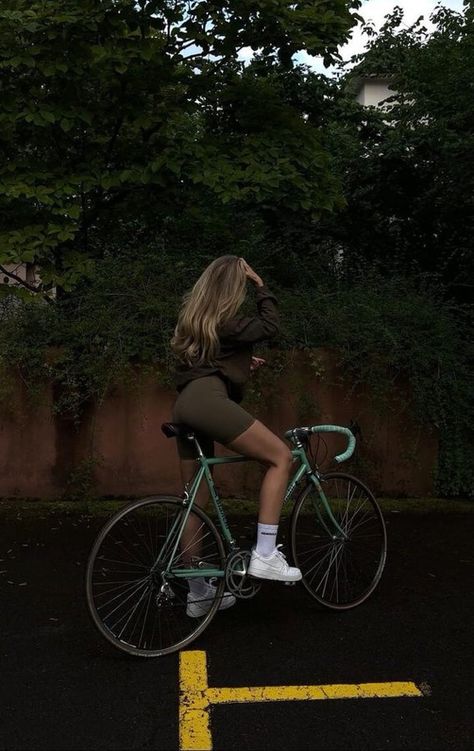 Healthy Girl Lifestyle, Bicycle Aesthetic, Hiking Fitness, Biker Photoshoot, Bike Aesthetic, Hiking Workout, Girl Lifestyle, Fitness Girl, Bicycle Girl