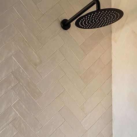 Ceramic Decor on Instagram: "Warm tones + Herringbone 🤩  Tile: La Riviera Wheat 2.5x8  #bathroominspiration  #showertile  #herringbonetile  #homeinspo  #bathroomdesign" Beige Herringbone Tile Bathroom, Bathroom Fishbone Tiles, Harringbone Tile, Herringbone Wall Tile, Herringbone Tile Bathroom, Herringbone Kitchen, Main Bathroom Ideas, Rectangle Tiles, Primary Bath