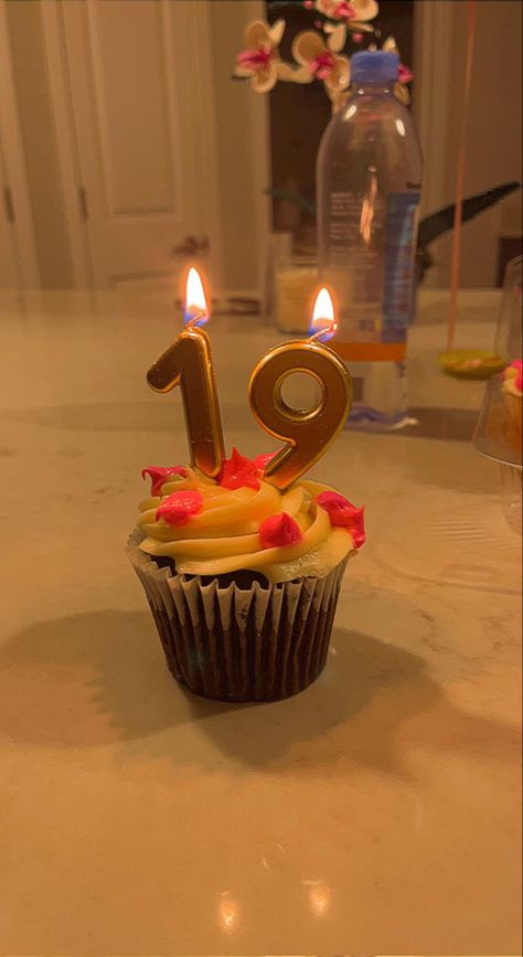 Cupcake Pictures Instagram, Cack Birthday Pic, 19th Birthday Cupcakes, Cupcake Aesthetic Birthday, 19 Aesthetic Birthday, 19th Birthday Cupcakes Ideas, 19 Birthday Cupcakes, Birthday Cupcake Photoshoot, Birthday 19th Ideas