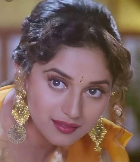 Maduri Dixit 90s, Madhuri Dixit In 90s, Maduri Dixit, Desi Things, Bollywood Retro, Hema Malini, Jewellery Art, 90s Bollywood, Bollywood Outfits