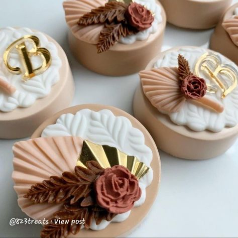 Fall Wedding Desserts, Elegant Cake Pops, Wedding Buffet Food, Reception Desserts, Chanel Cake, Cake Pop Designs, Sugar Cookie Cakes, Cupcake Decorating Tips, Chocolate Card