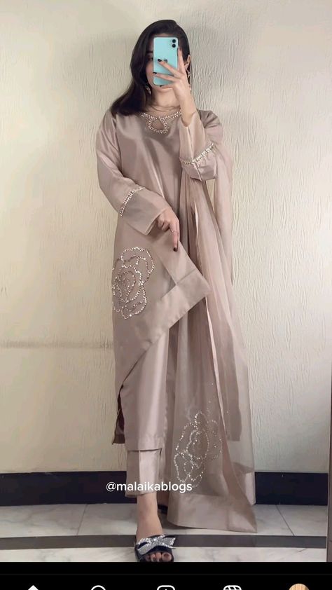 Eid inspo🌙❤ -  #Eid #inspo Pakistani Stylish Suits, Pakistani Classy Outfits, Eid Dress Inspo Pakistani, Silk Suit Designs Pakistani, Party Wear Abaya Designs, Silk Dress Ideas Pakistani, Eid Dress Ideas Simple, Pakistani Outfits Party Wear Pakistan, Simple Pakistani Suits Casual