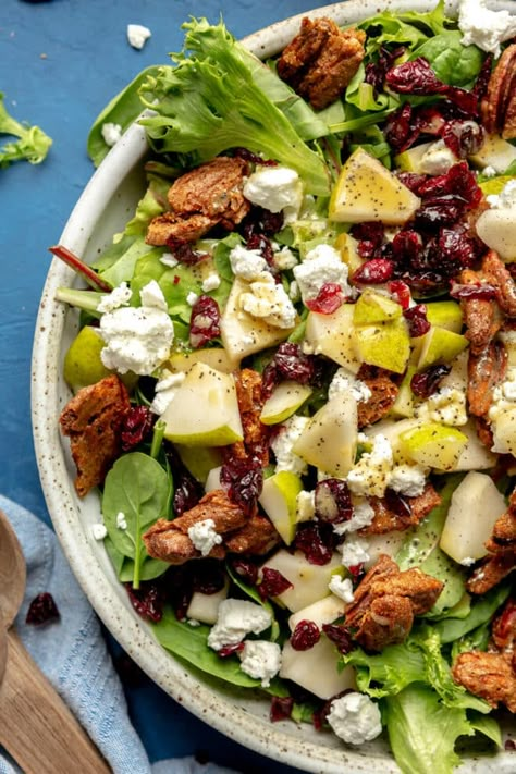 Salad With Pears, Candied Pecans For Salad, Pear Salad Recipes, Salad Recipes Healthy Lunch, Winter Salad Recipes, Winter Salads, Pecan Salad, Savory Salads, Avocado Salad Recipes