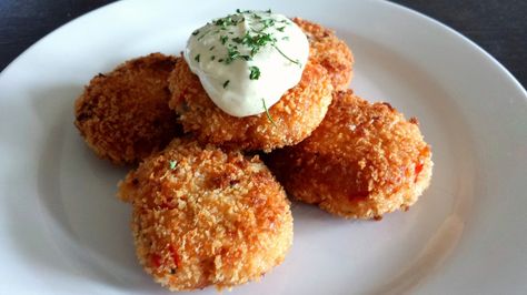 Homemade Bonefish Grill's Crab Cakes! Tastes just like the ones you get at the restaurant. Grilled Crab Cakes, Bonefish Grill Recipes, Crab Cake Recipes, Bonefish Grill, Crab Cake Recipe, Delicious Seafood Recipes, Crab Cake, Cooking Seafood, Crab Cakes