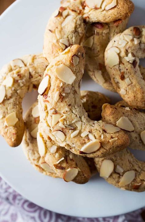 Almond Crescent Cookies Recipes, Almond Cookie Recipe, Almond Crescent Cookies, Italian Almond Cookies, Crescent Cookies, Almond Cookie, Almond Meal Cookies, Dairy Free Low Carb, Italian Cookie Recipes