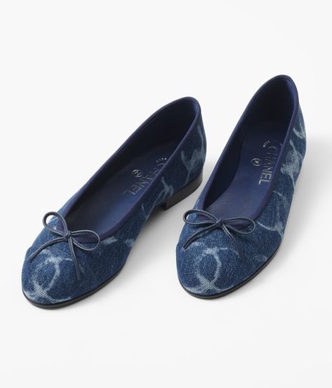 CHANEL - Ballet flats Printed Denim, Dark Blue & White - G02819B13976NR111 - Shoes Chanel Street Style, Chanel Flats, Mode Chanel, Chanel Store, Fashion Chanel, Fashion Shoes Flats, The Ballet, Chanel Official Website, Chanel Logo