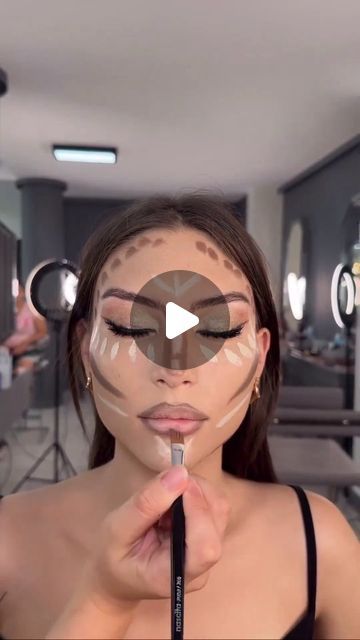 Contour Wedding Makeup, Lift Face With Makeup, Makeup Ideas Contour, Contour A Round Face Shape, Contour Makeup For Beginners Step By Step How To Apply, Oval Face Contour, Contour Makeup For Beginners Step By Step, How To Contour Your Face Step By Step, Make Up Contouring Tutorial