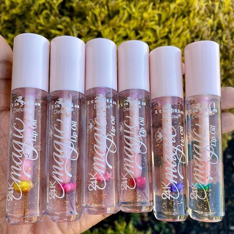 Lip Gloss By Sweet Beauty on Instagram: “These beautiful 24k Magic lip oil will be your new go to. I wear mine every day and it’s super hydrating 💕💕⠀⠀⠀⠀⠀⠀⠀⠀⠀ ⠀⠀⠀⠀⠀⠀⠀⠀⠀ 🛍🛍SHOP LINK…” Lip Gloss With Glitter, Magic Lip Gloss, Cute Lipstick, Business Baby, Lip Gloss Collection, Dirty Mind, Mind Quotes, Lip Oil, Skin Care Tips