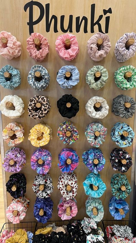 Scrunchies Scrunchies Packaging Ideas, Hair Accessories Display, Scrunchie Holder, Market Day Ideas, Shop Counter Design, Crochet Store, Diy Hair Scrunchies, Diy Hair Accessories Ribbon, Scrunchies Diy