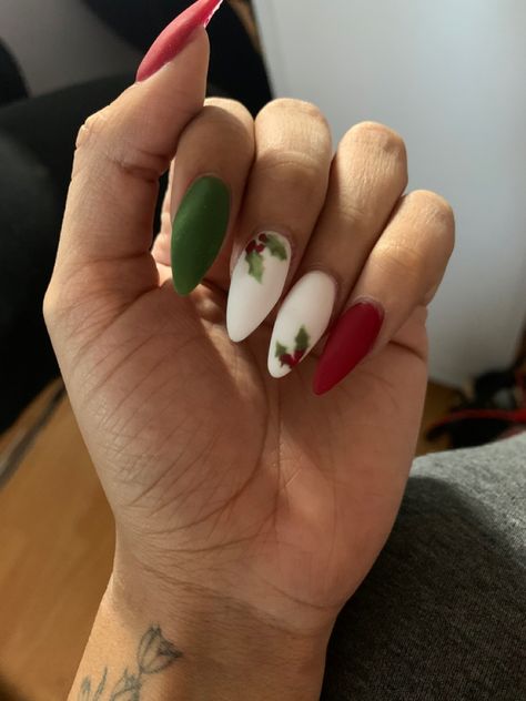 White Nails With Holly Berries, Red White Green Nails, Mistletoe Nail Art, Holly Christmas Nails, Holly Berry Nails, Mistletoe Nails, Red And Green Nails, Red And White Nails, Finger Art