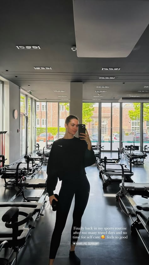 Gym Selfie Instagram Story, Pilates Mirror Selfie, Mirror Selfie Story Instagram, Fitness Mirror Selfie, Gym Selfie Aesthetic, Mirror Selfie Ig Story, Workout Mirror Selfie, Morning Mirror Selfie, Morning Story Instagram