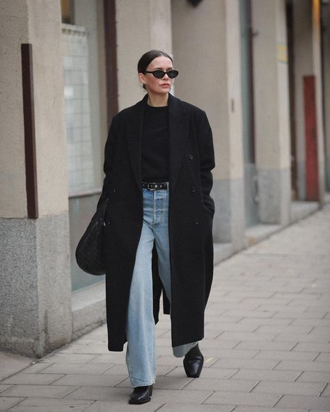 Belted Coat Outfit, Studded Belt Outfit, Long Black Coat Outfit, Normcore Outfits, Caroline Blomst, Coat Outfit Ideas, Black Coat Outfit, Studded Belts, The Round Up