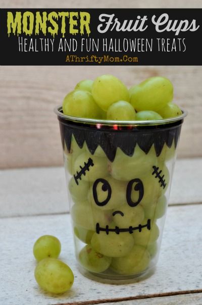 Healthy Halloween treat ideas, Monster Fruit Cups, school party ideas, Healthy but Fun Halloween recipe ideas for parties Easy Healthy Halloween Treats, Monster Fruit, Snack Halloween, Pelottava Halloween, Monster Treats, Bolo Halloween, Fun Halloween Treats, Dulces Halloween, Healthy Halloween Treats