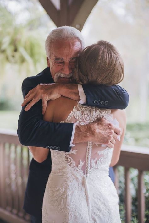 Family Wedding Pictures, Father Daughter Wedding, Wedding Ceremony Pictures, Wedding Photo List, First Look Wedding, Family Wedding Photos, Wedding Portrait Poses, Bride Pictures, Wedding Picture Poses