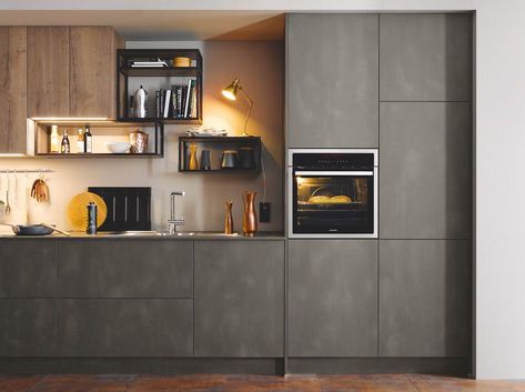 The industrial look develops with heavy metal and concrete effects Modern Konyhatervezés, Dark Effect, German Kitchens, Best Kitchen Design, German Kitchen, Studio Kitchen, Best Kitchen Designs, Kitchen Design Trends, Luxury Kitchen Design