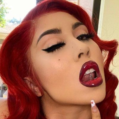 Kali Uchis No Makeup, Red Lips Red Hair, Kali Uchis Face, Kali Uchis Concert Makeup, Red Moon In Venus Kali Uchis Concert Outfits, Red Brows Makeup, Kali Uchis Red Hair, Kali Uchis Makeup Look, Makeup Looks For Red Hair