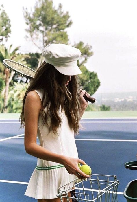 Golf Tournament Guest Outfit, Tennis Court Photoshoot, Country Club Aesthetic, Tennis Photoshoot, Estilo Gossip Girl, Tennis Aesthetic, Mode Pop, Estilo Ivy, Tennis Outfits