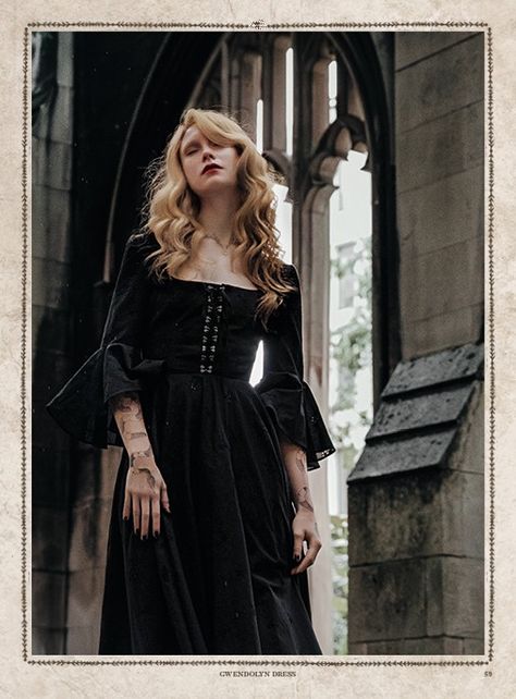 Witch Fashion Vintage, Gothic Witch Fashion, Goth Hobbit Aesthetic, Dark Witch Fashion, Winter Witch Aesthetic Fashion, Vintage Witch Outfits, Knightcore Aesthetic Outfits, Aesthetic Witch Outfit, Dark Dress Aesthetic