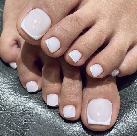 Summer White Toe Nail Designs: Elegant Pedicure Ideas for Sunny Days Design Toenails, Elegant Pedicure, Holiday Toes, White Toe Nail, Nails Plain, Nails Milky, Nails Toes, Toes Nails, Acrylic French