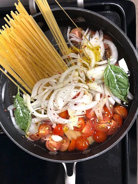 I tried Martha Stewart's one-pan pasta dish and had dinner on the table in 20 minutes Martha Stewart One Pot Pasta, Martha Stewart Pasta, Dry Pasta Recipe, Martha Stewart Cooking School, Summer Pasta Dishes, Pan Pasta, One Pot Spaghetti, One Pan Pasta, Easy Pasta Dinner