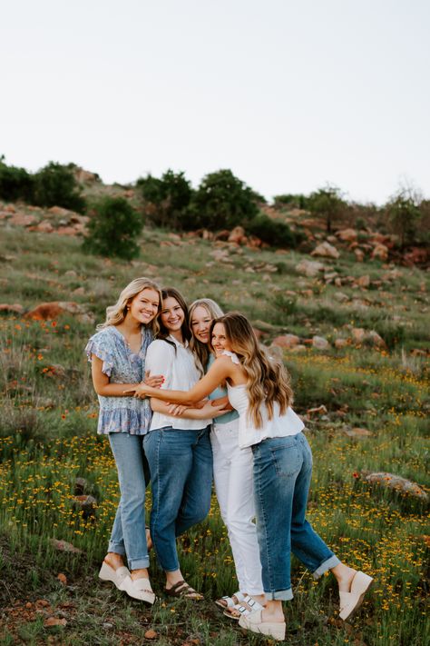 Photoshoot Ideas 4 People, Sister Photo Shoot Outfits, Photo Shoot Family Of 4 Posing Ideas, Friend Photoshoot Ideas Group, Mom Friends Photoshoot, Friends Photoshoot Outdoor, Friend Pictures Professional, Four Ppl Poses, Photos For Four People