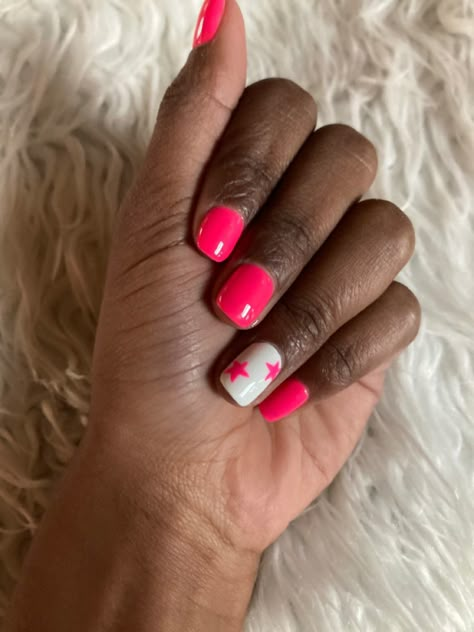 Preppy Nails Painted, Nail Ideas One Finger Design, Short Nail Designs Real Nails, Cute Back To School Nails For Kids, Short Sporty Nails, End Of School Nails, Sport Cut Nails, Really Short Summer Nails, Back To School Dip Nails