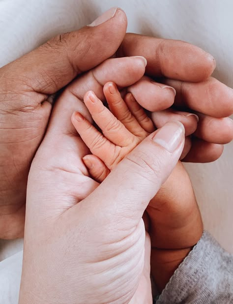 Family Hand Photography, Hand With Ring, Baby Arrival Announcement, Birth Pictures, Baby Family Pictures, Couple With Baby, Baby Boy Newborn Photography, Baby Announcement Pictures, Mom Dad Baby