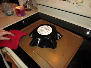 Creative Gift Idea: Vinyl Record Bowls – DIY Huntress Record Upcycle, Vinyl Record Bowls, Diy Vinyl Record, Etched Mason Jars, Diy Huntress, Record Bowls, Oven Safe Bowls, Diy Hanging Planter, Paper Mache Bowls